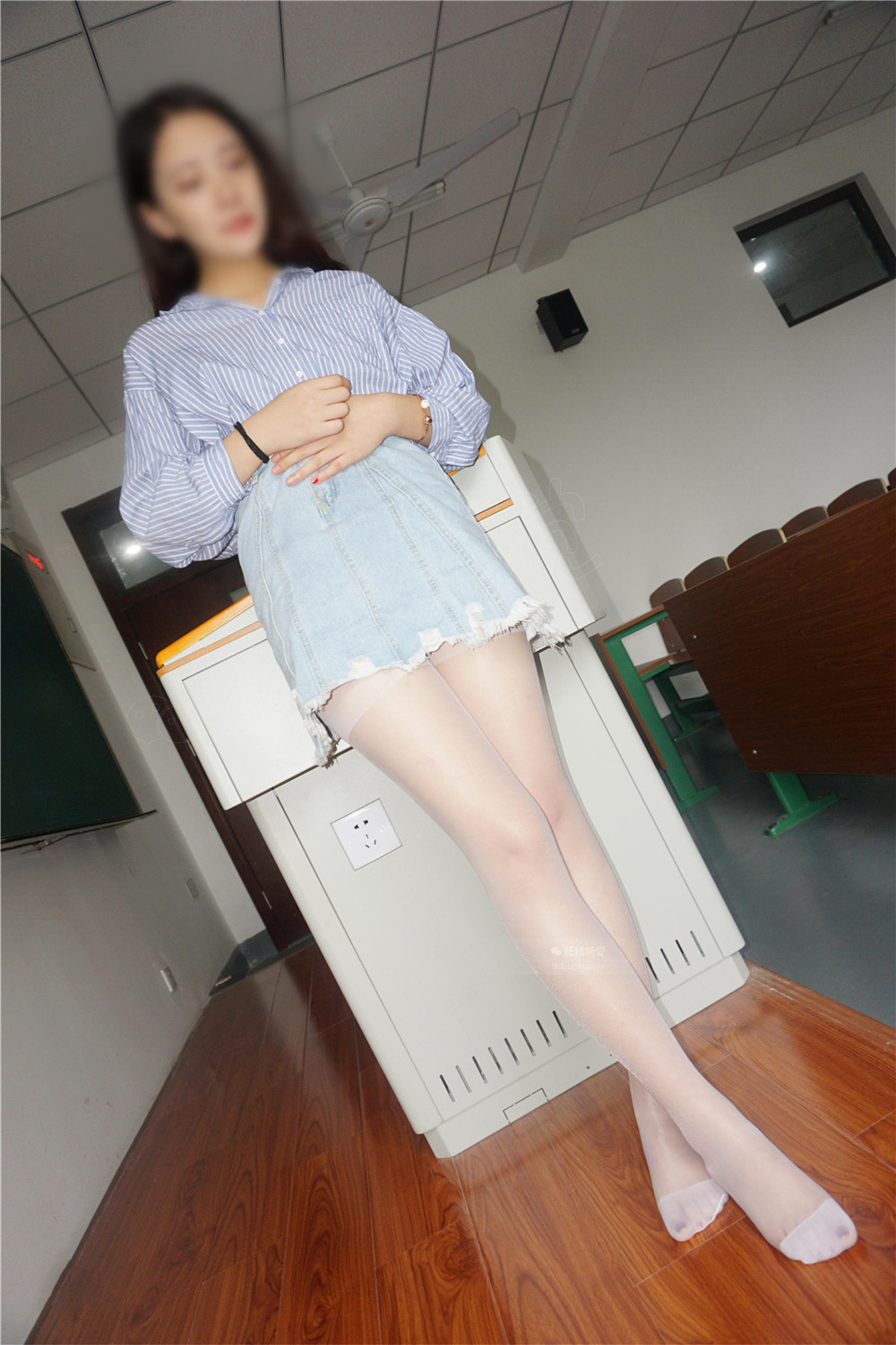 【在线看】[妖精视觉] NO.050 苏苏 白丝袜一步裙（下篇） [66P]-密语空间