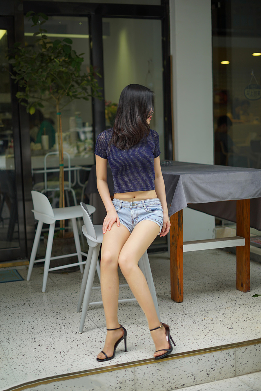 【在线看】袜小喵 KT100《热裤露脐装》-密语空间